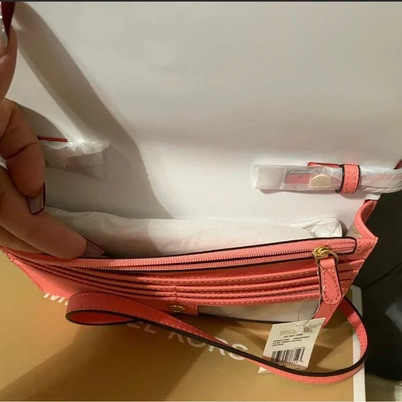 💕 Michael Kors Jet Set Item LG MF Crossbody bag 🥰 - Picture 3 of 4